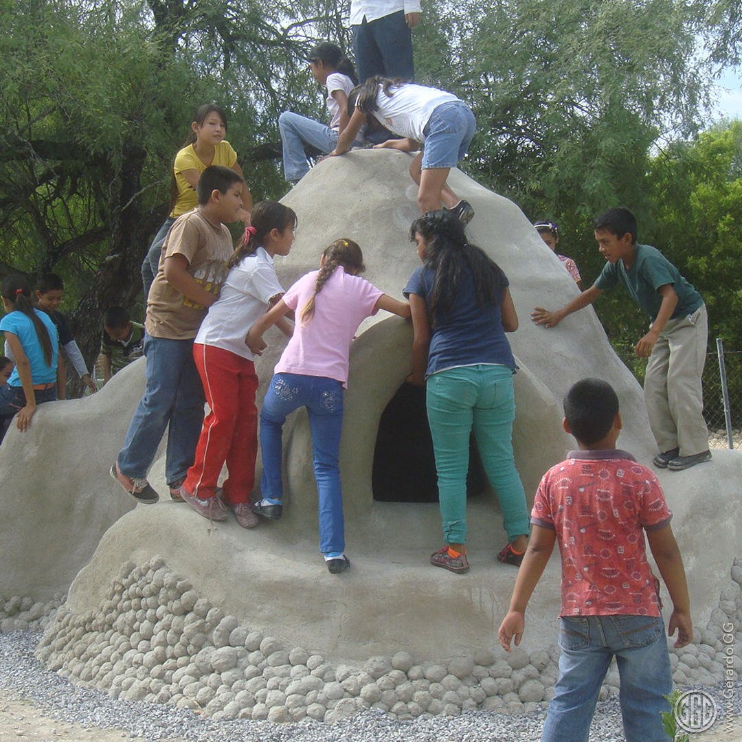 Niños jugando en el domo de superadobe